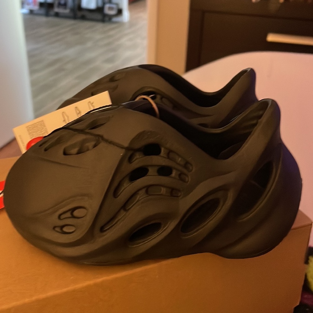 Yeezy foam runners in size 6 in infant  new just purchased.